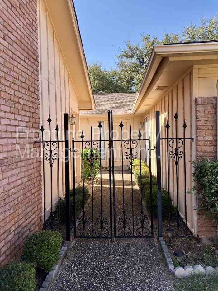 20 Doral Ct - Photo 2 of 15