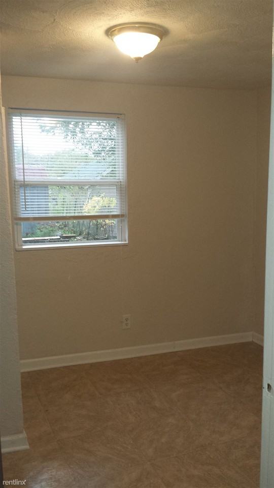 130 Glen Oak St - Photo 3 of 6