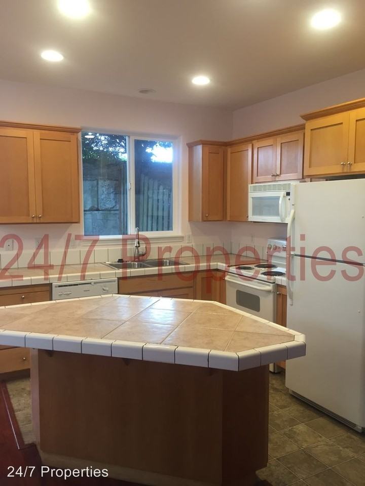 1521 NE 10th Pl - Photo 2 of 14