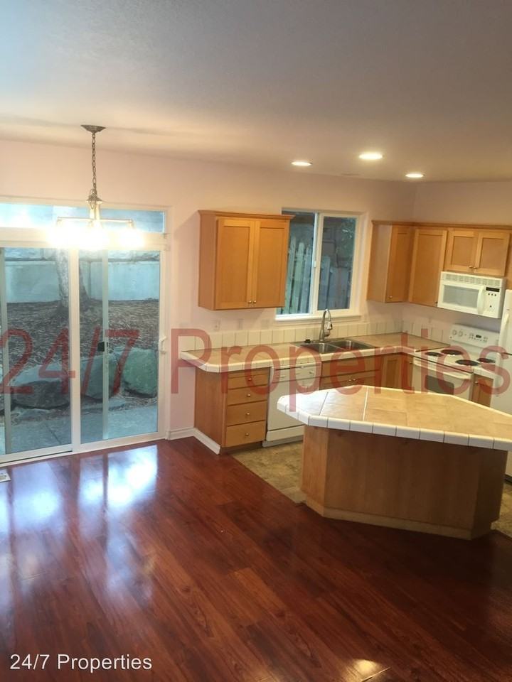 1521 NE 10th Pl - Photo 3 of 14