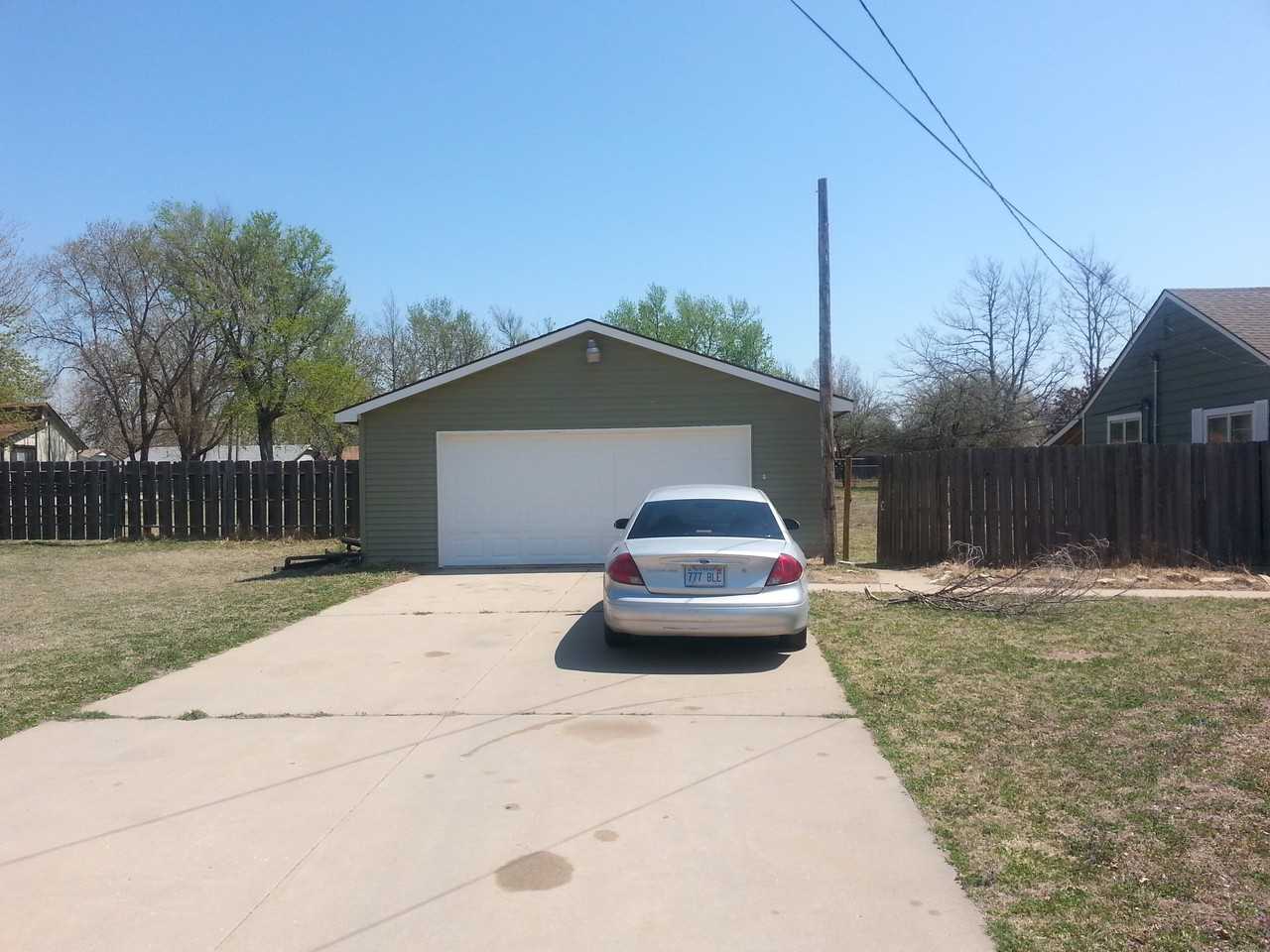 1328 N Smith St - Photo 2 of 11