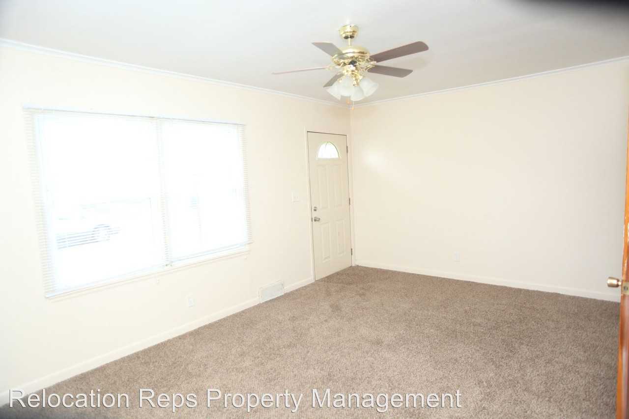 923 43rd Ave - Photo 3 of 15