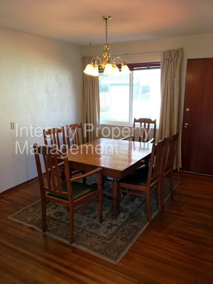 582 Jefferson Ave - Photo 3 of 12