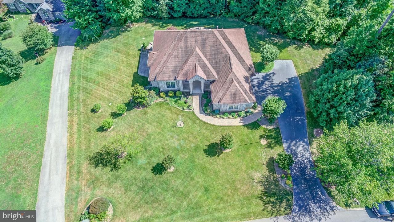 305 Madeline Dr - Photo 3 of 30