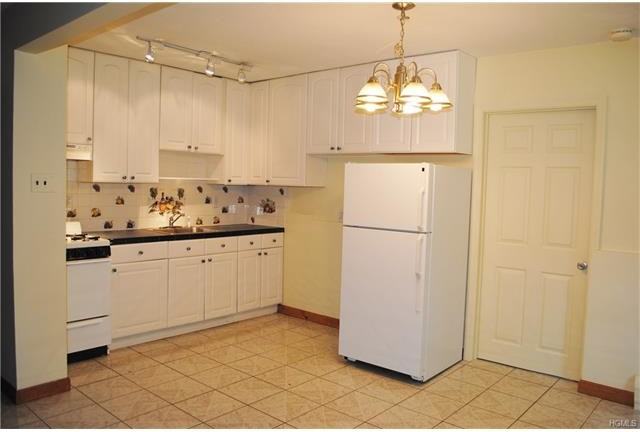 1 Vivienne Ct - Photo 2 of 7