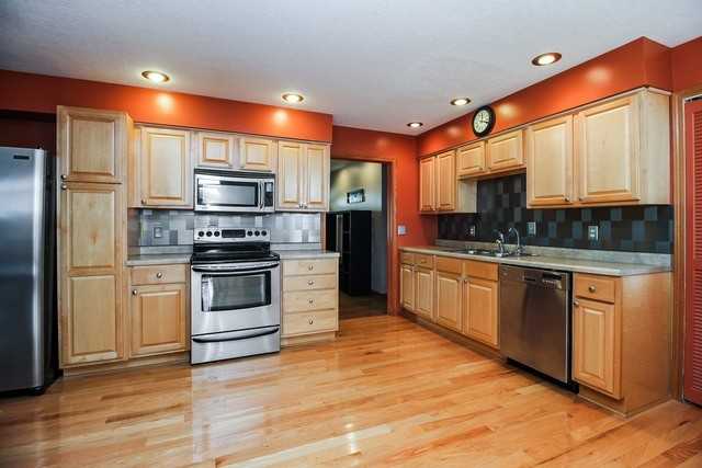 230 Meadows Rd S - Photo 3 of 15