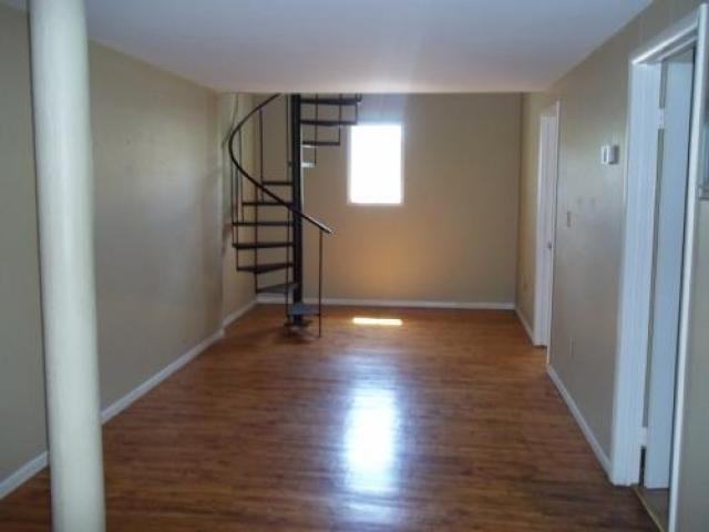 512 N Centre St - Photo 3 of 6