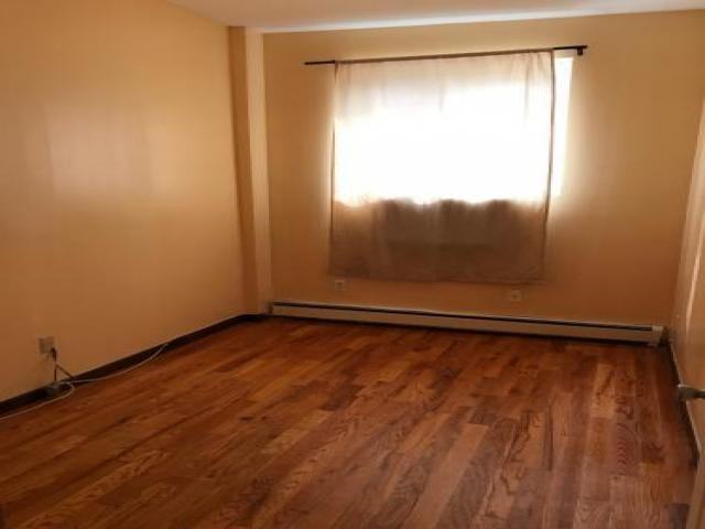 1868 Guerlain St - Photo 3 of 6