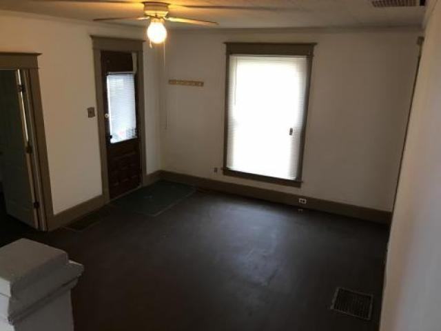 12 SW 15th St - Photo 2 of 6