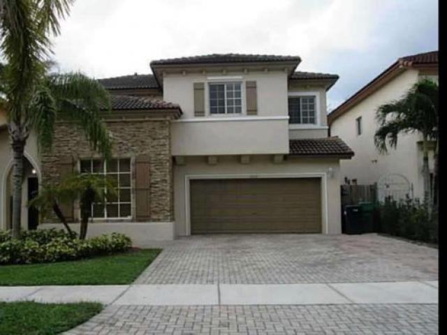 1457 SW 155th Ct - Photo 2 of 5