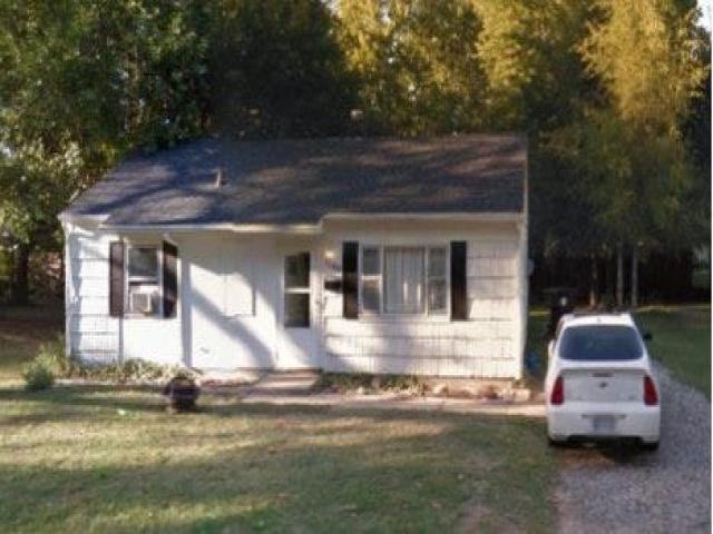 1048 Eastview Dr - Photo 2 of 4