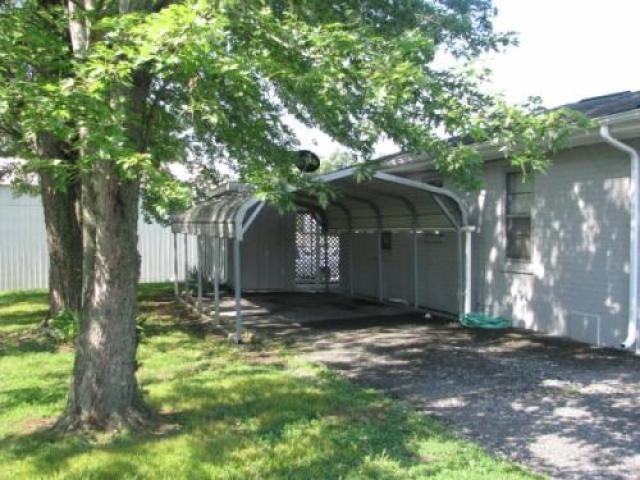 587 S Main St - Photo 3 of 6