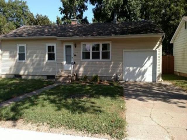 915 W Poplar St - Photo 2 of 6