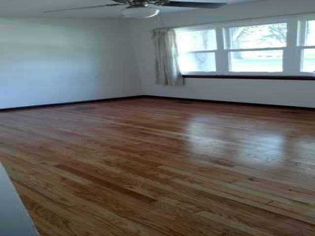 915 W Poplar St - Photo 3 of 6