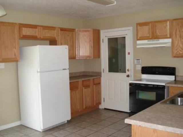 910 Combel St - Photo 3 of 6