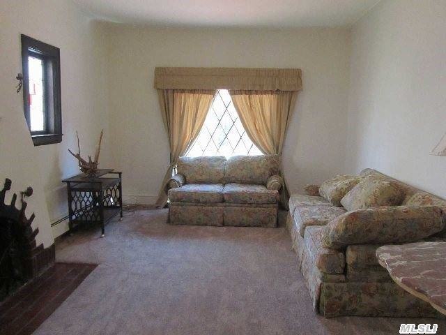 25 Jayson Ave - Photo 3 of 12