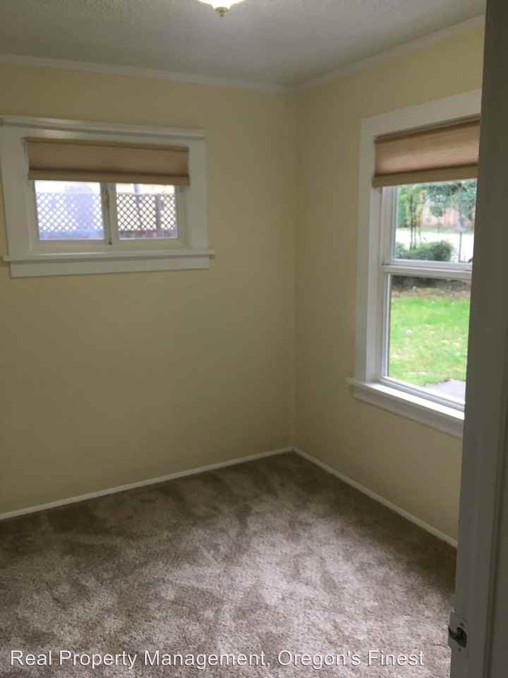 5507 SW Taylors Ferry Rd - Photo 2 of 11