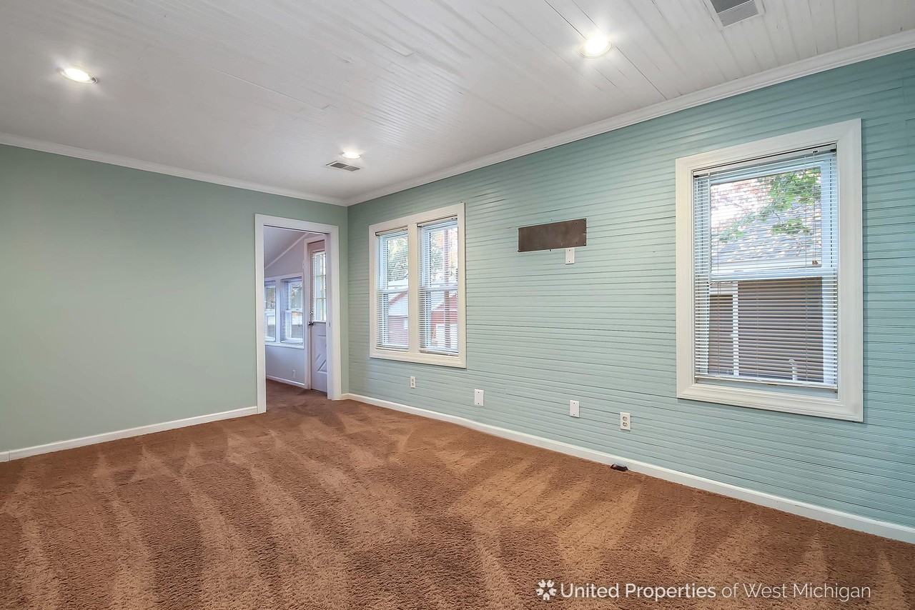 6797 Kitson Dr NE - Photo 3 of 18