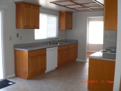 1228 Royal Crest Dr - Photo 3 of 5