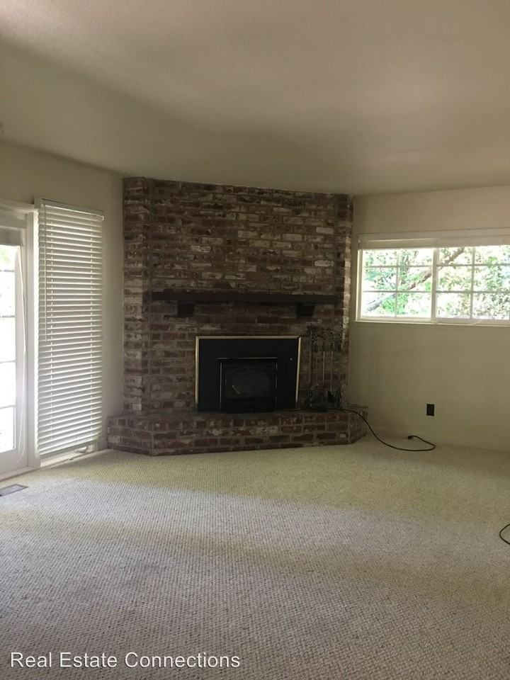 215-1/2 Navarra Dr - Photo 2 of 9