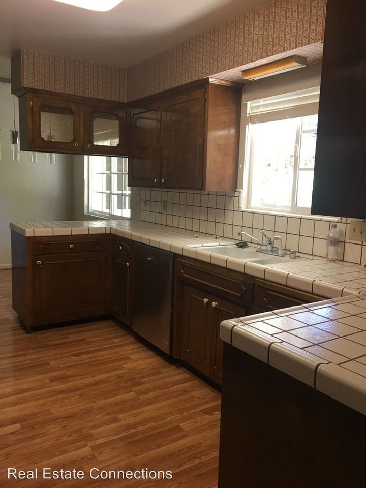 215-1/2 Navarra Dr - Photo 3 of 9