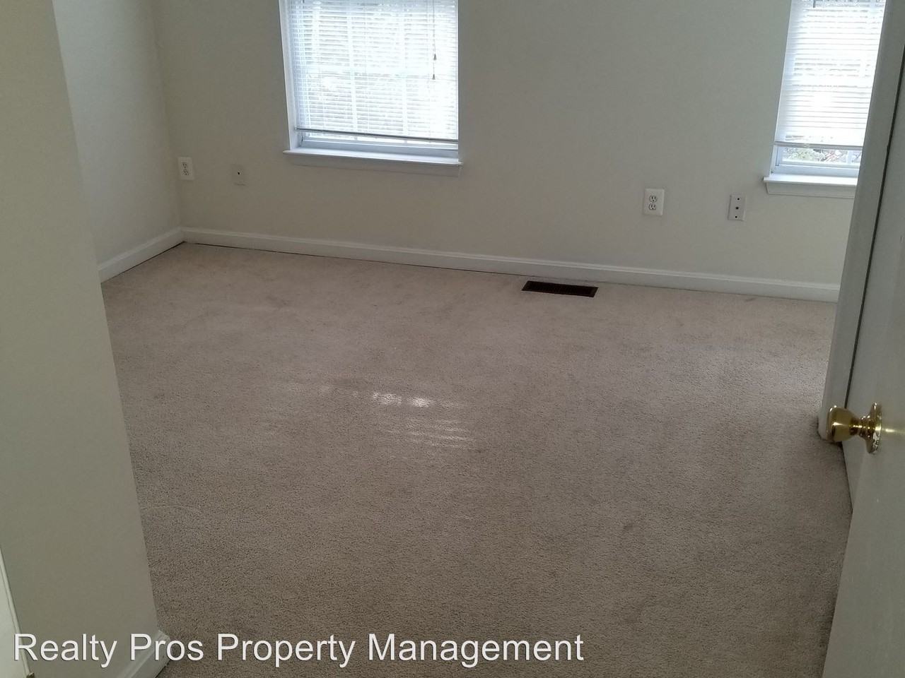 135 Heathfield Dr - Photo 2 of 18