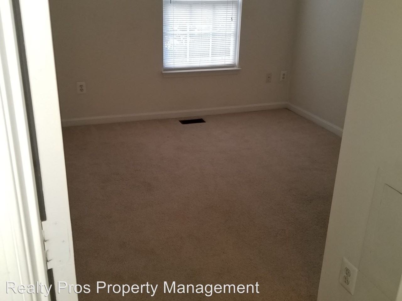 135 Heathfield Dr - Photo 3 of 18