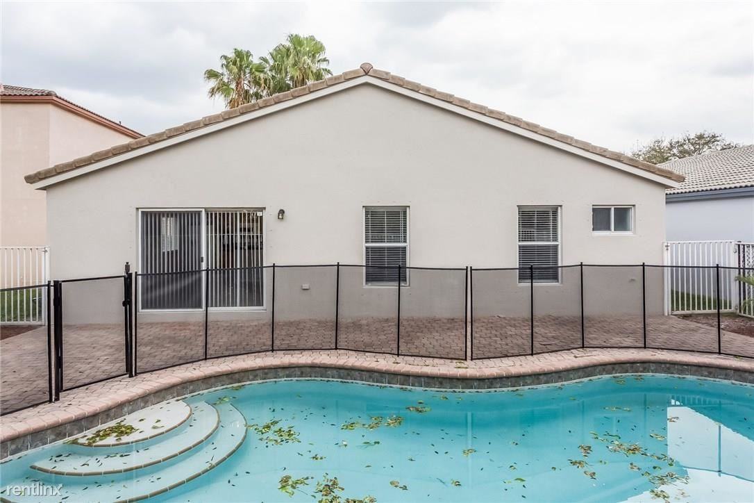 2201 SW 106th Ave - Photo 2 of 15