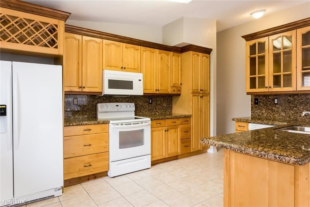 2201 SW 106th Ave - Photo 3 of 15