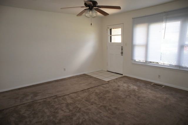 5307 N Lake St - Photo 2 of 10