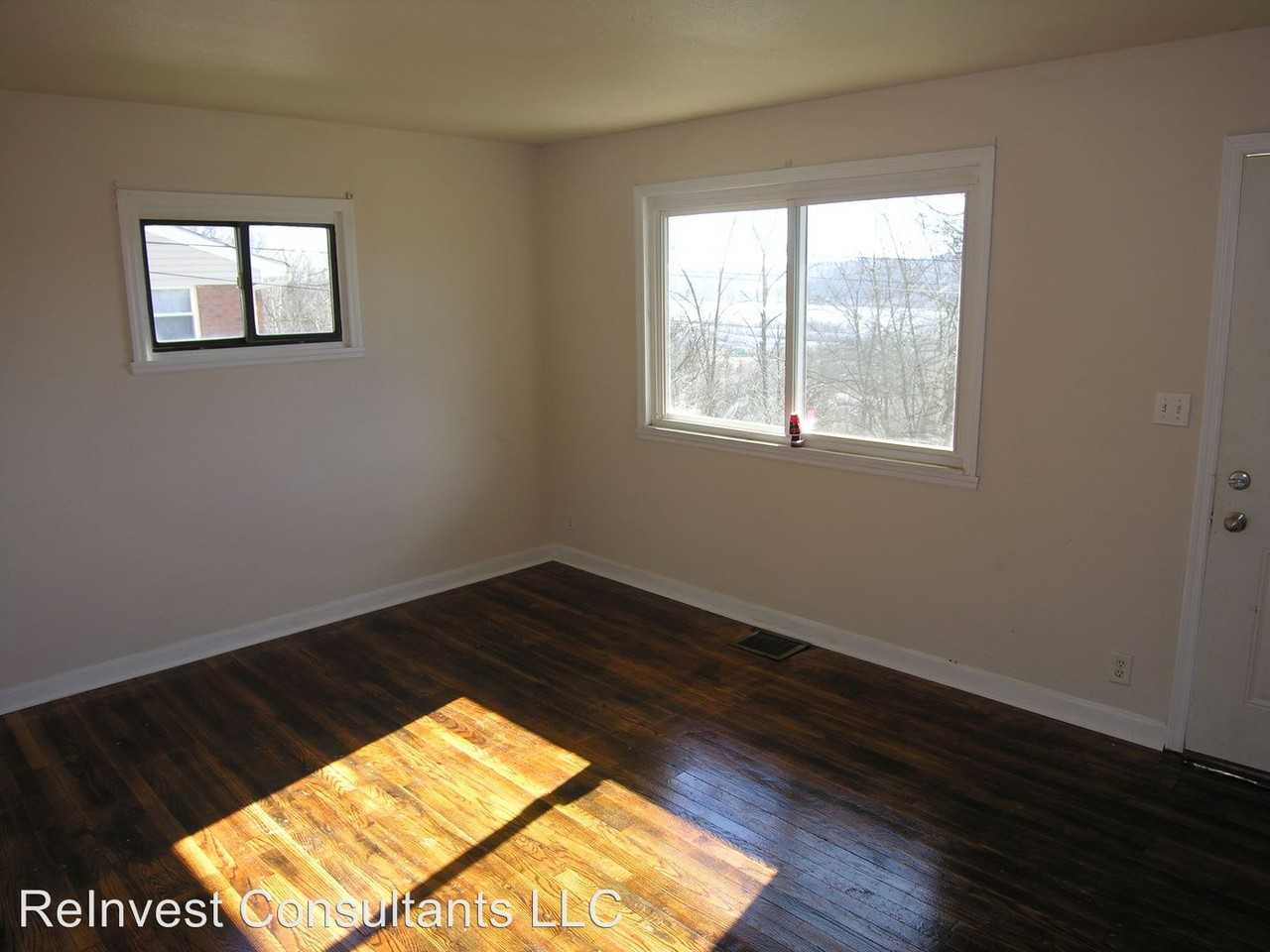 310 Oak St - Photo 3 of 6