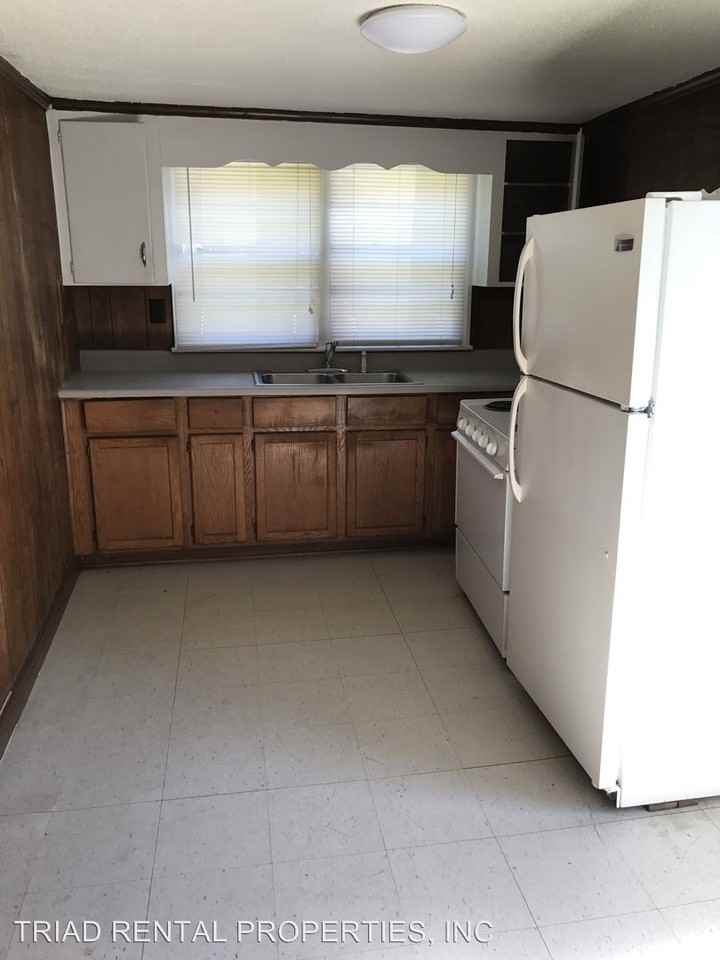 1745 NEWELL ST. - Photo 3 of 4