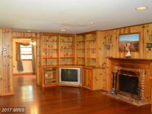 9035 Queen Anne St - Photo 3 of 6