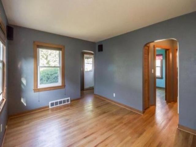 1820 33rd St - Photo 2 of 6