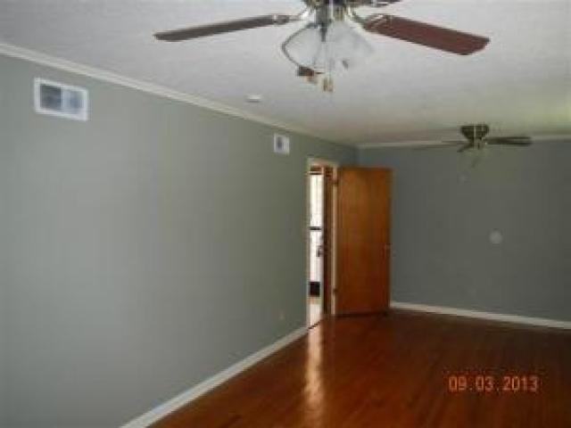915 Taylor St - Photo 2 of 6