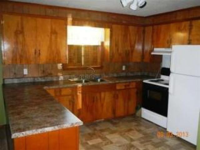 915 Taylor St - Photo 3 of 6