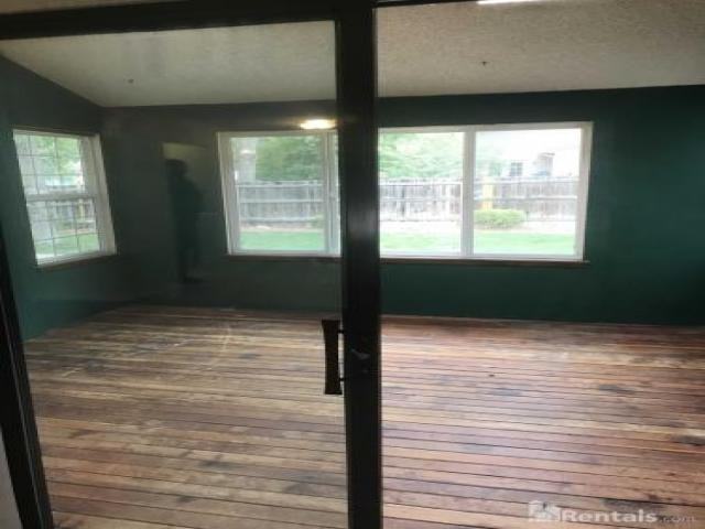 335 Dover Ct - Photo 2 of 5