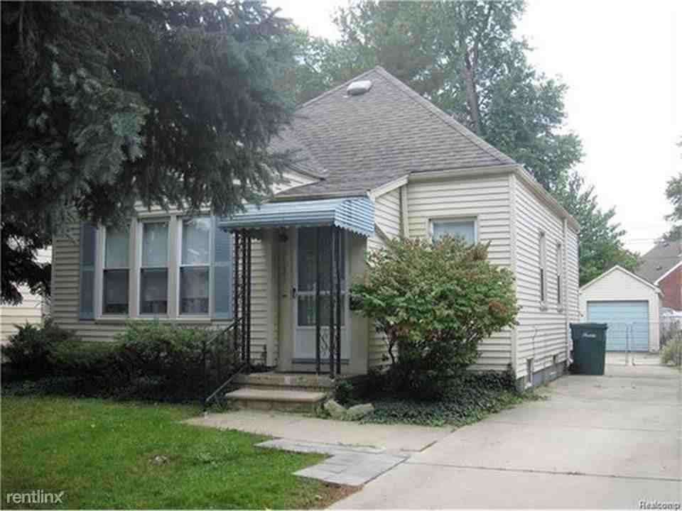 22331 Oxford St - Photo 2 of 15