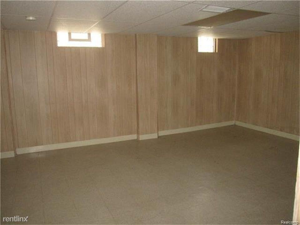 22331 Oxford St - Photo 3 of 15