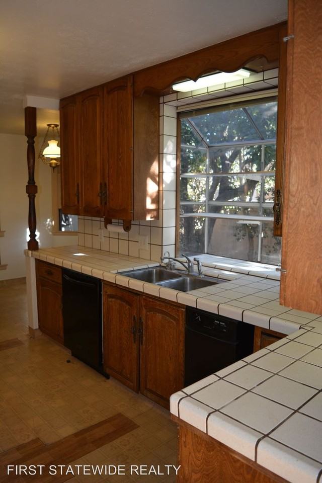 2226 Coastland Ave - Photo 3 of 9
