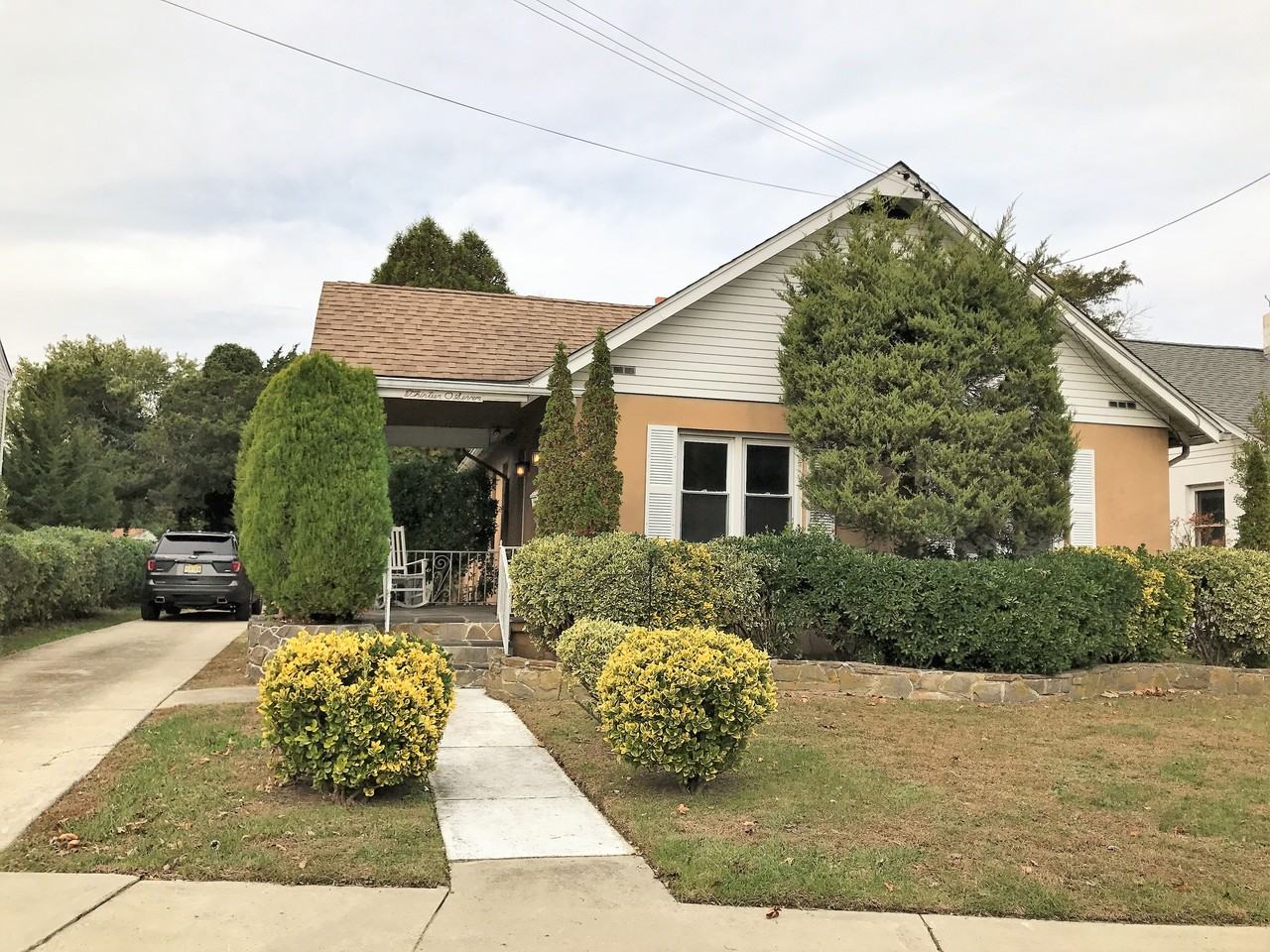 1307 Shore Rd - Photo 3 of 16