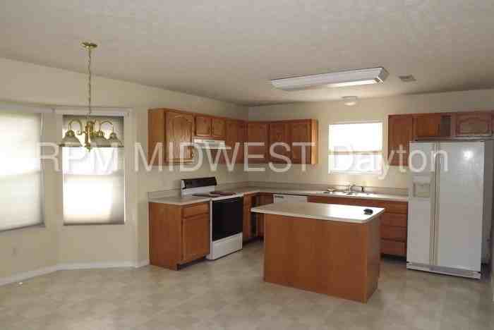 8761 Dayton Ct - Photo 3 of 10