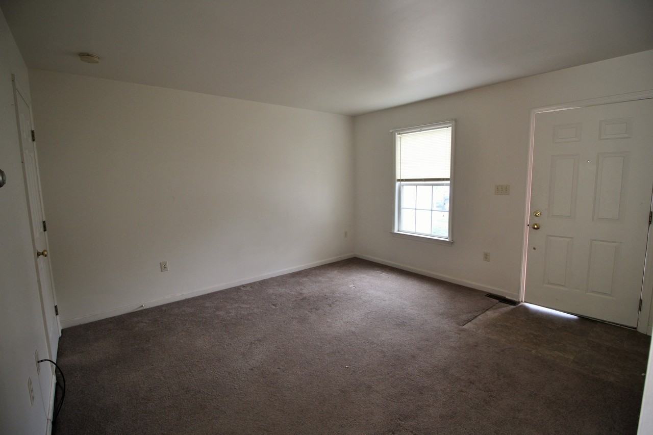 212 Fieldcrest Dr - Photo 2 of 13