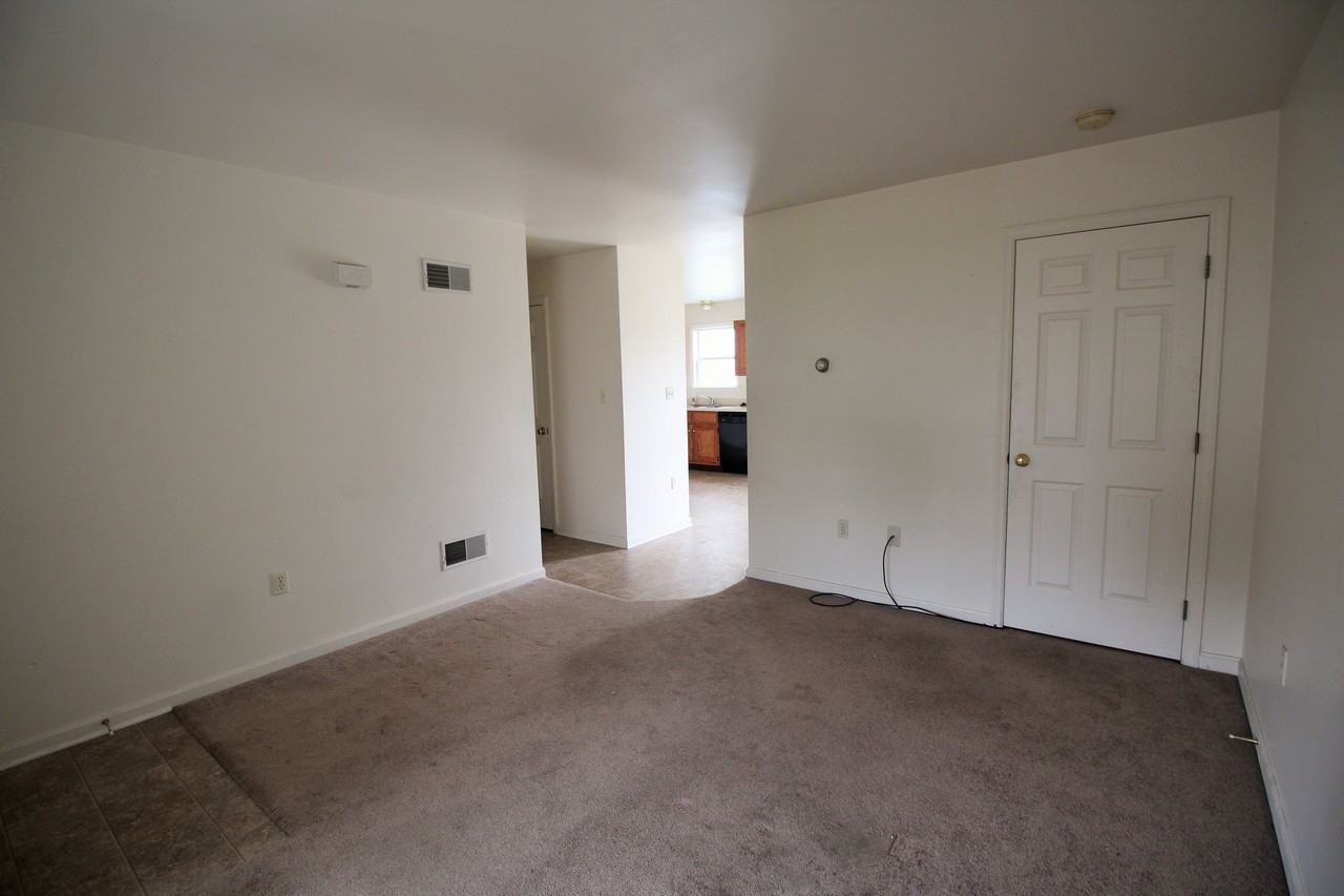 212 Fieldcrest Dr - Photo 3 of 13