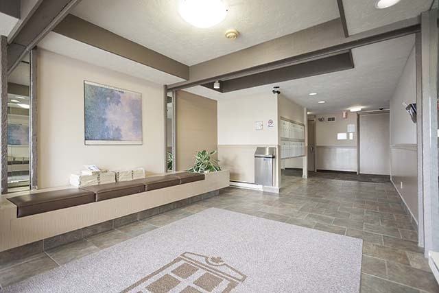 Mayfair Manor Apartments - Photo 3 of 8