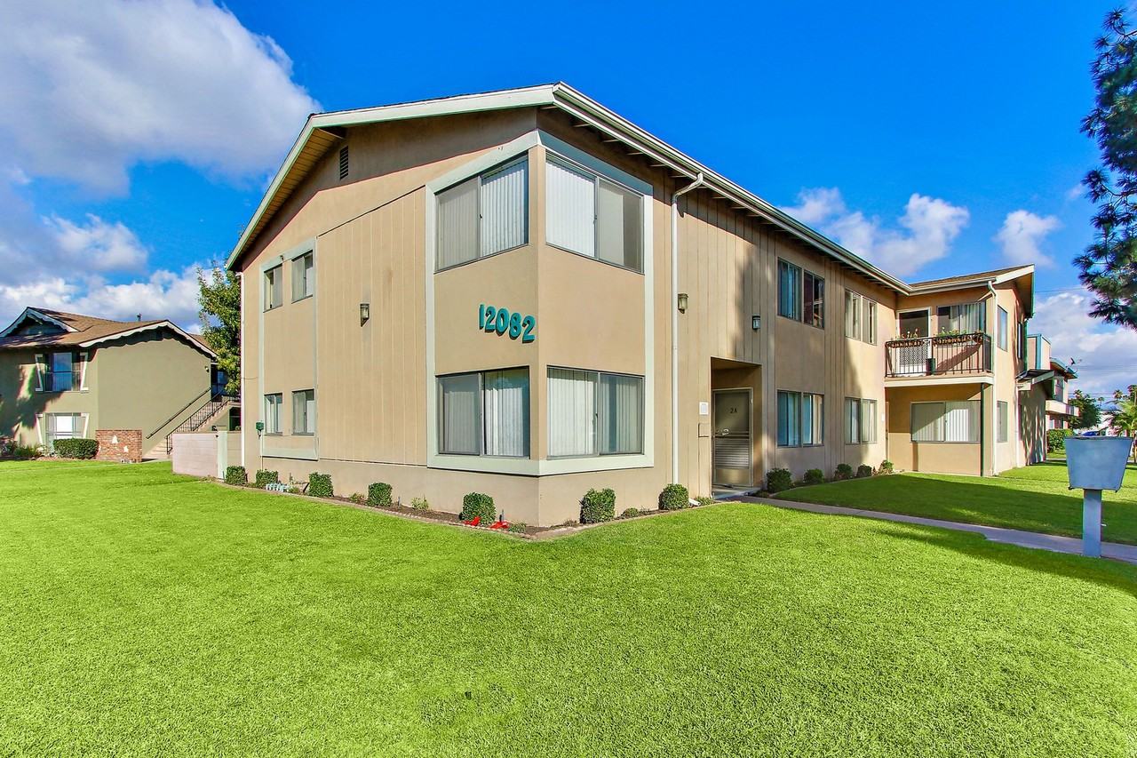 Plaza Peacock - Photo 3 of 9