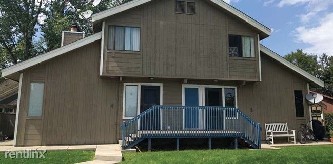 1040 Driftwood Dr - Photo 2 of 10