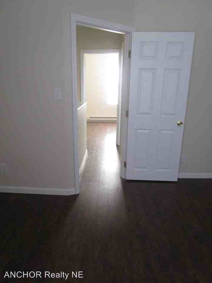 648 E Thayer St - Photo 3 of 7