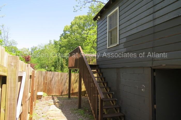 312 Hampton Ln - Photo 2 of 10