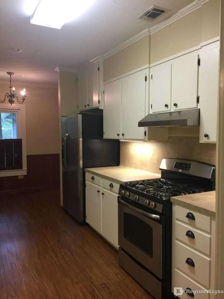 423 Pecan St - Photo 3 of 19